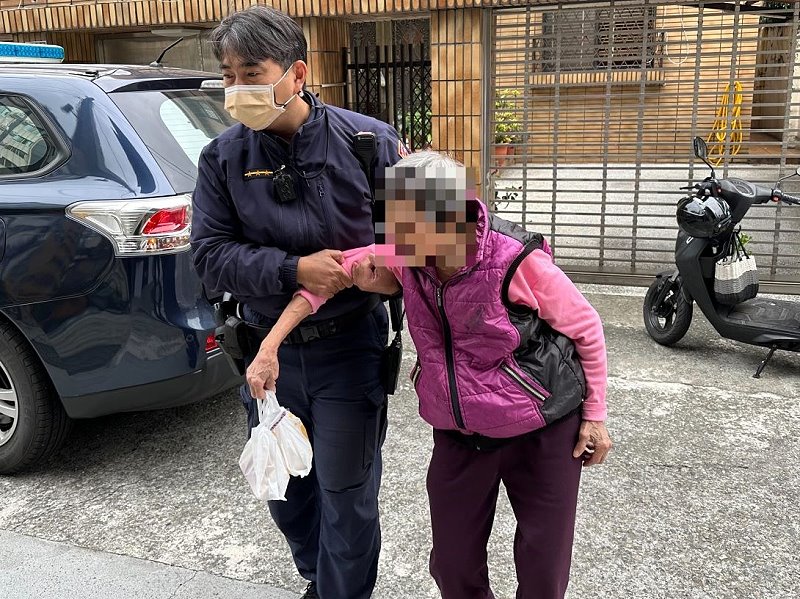 失智老婦迷途獨行  南門警貼心護送返家