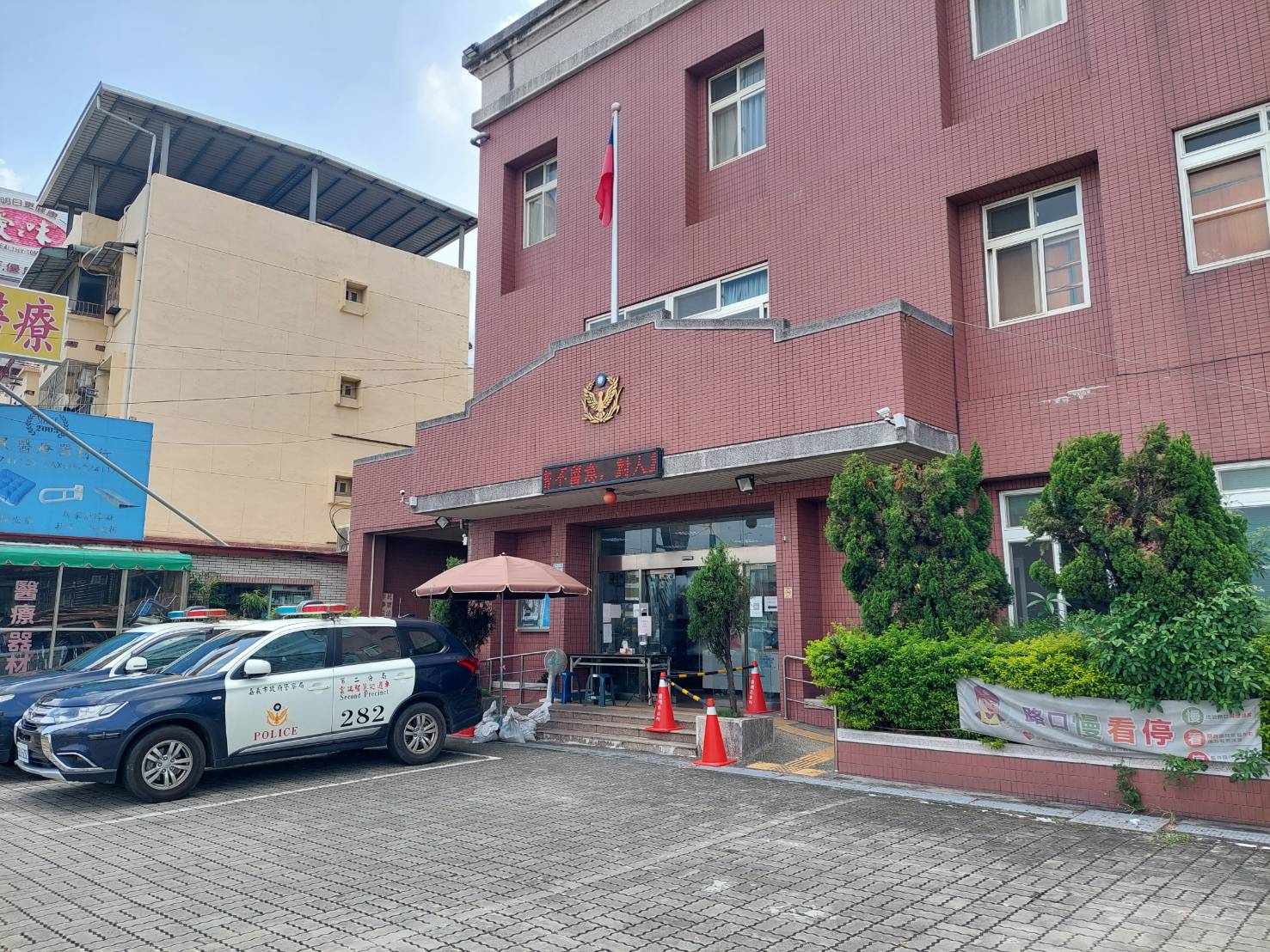 不勝酒力迷途  後湖警協助醉男返家
