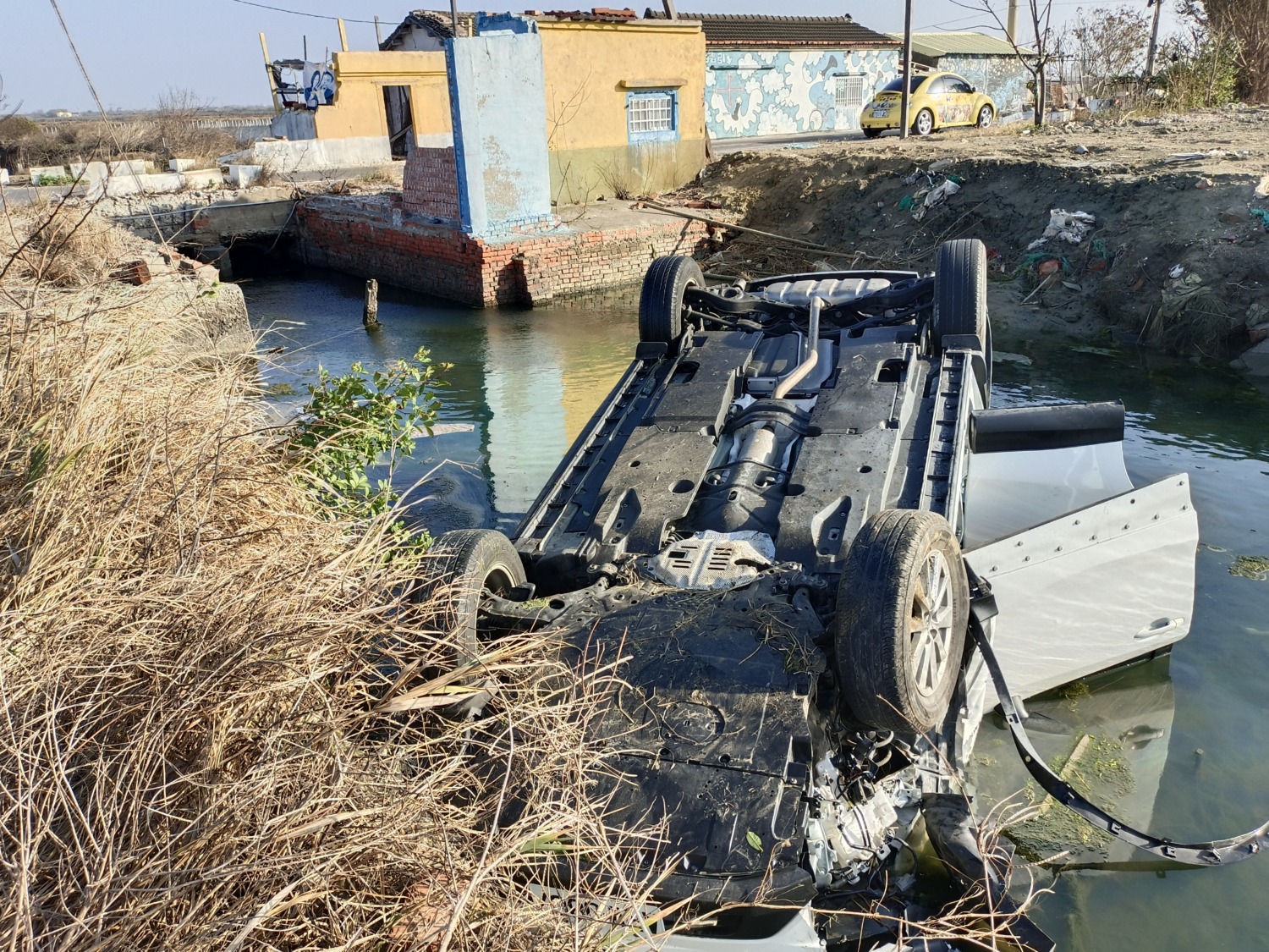 七股海埔兩車事故 衝入汌道翻車七人送醫