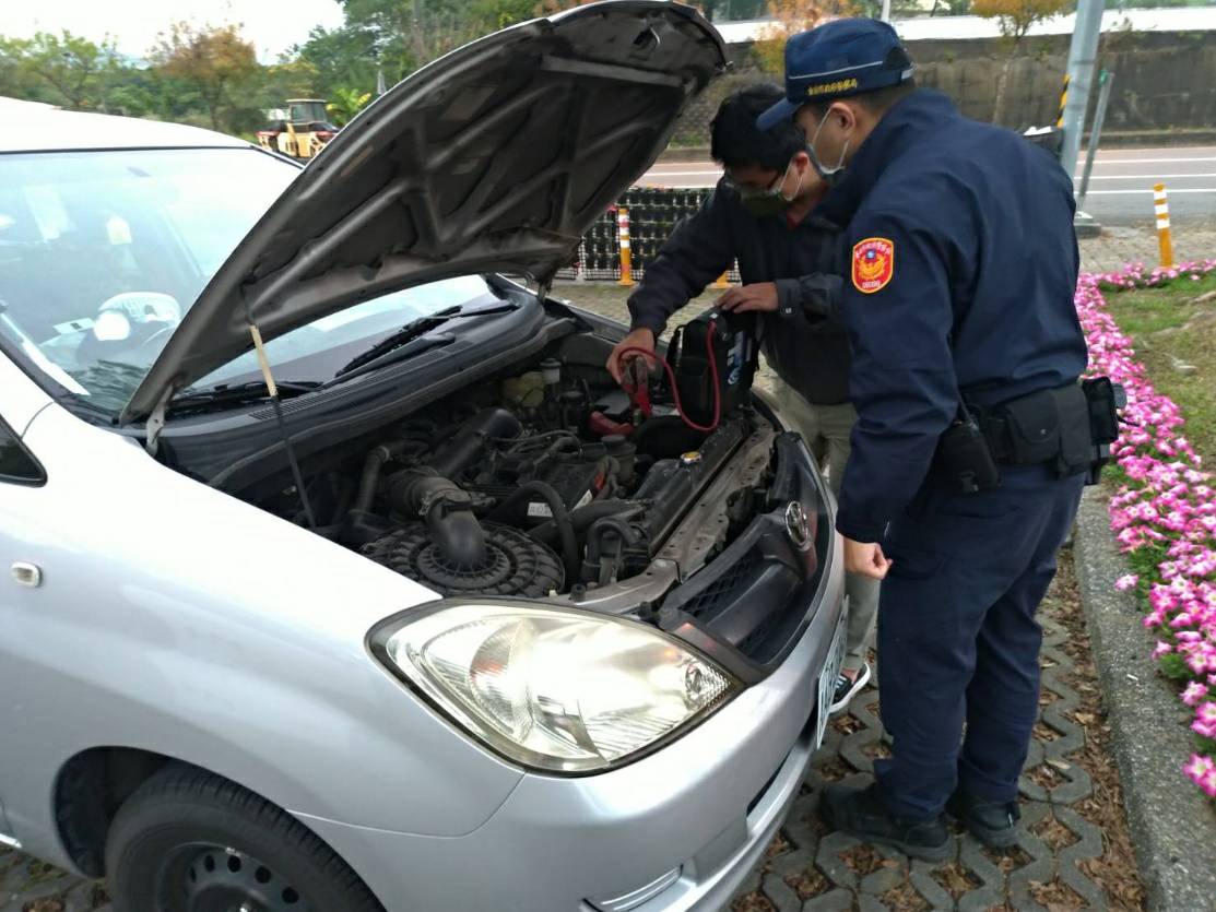 民眾車輛拋錨求助無門 玉井警及時伸出援手