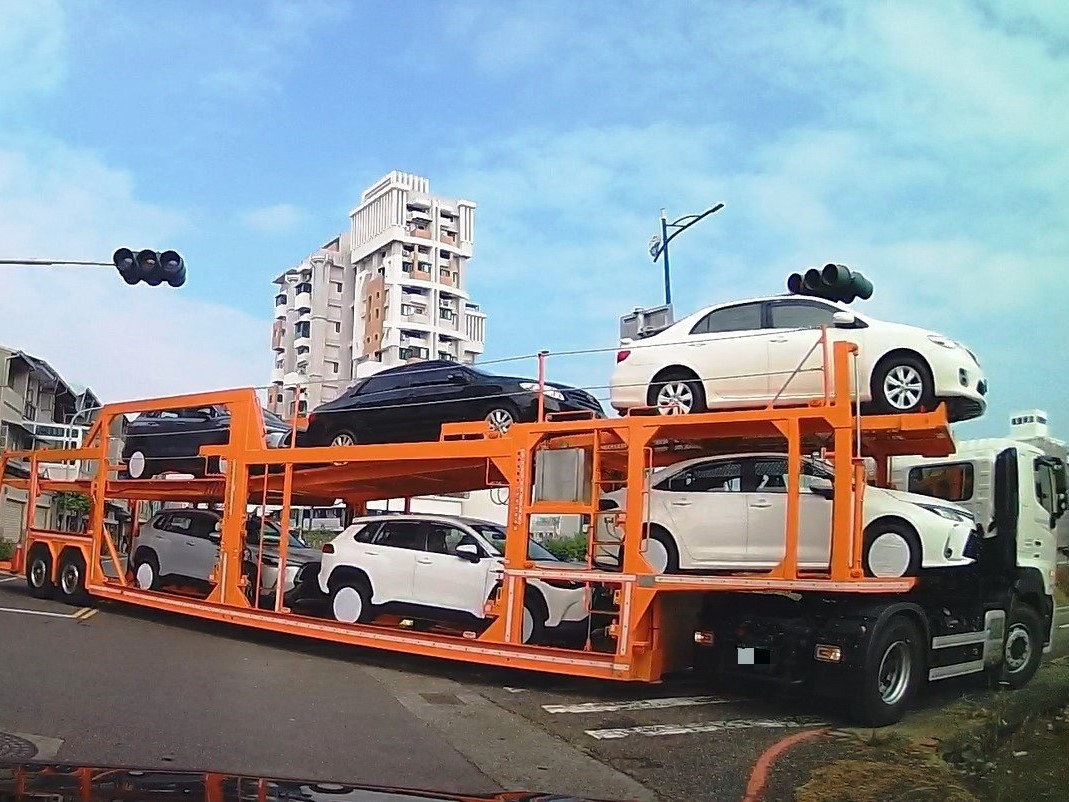 連結車卡狹窄街口　八掌警及時協助引導解圍