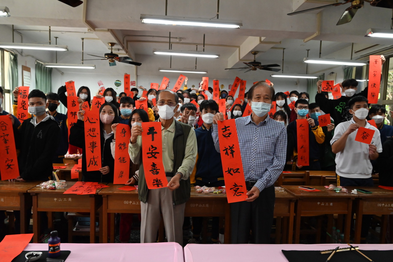 中山工商辦理僑生春節書法揮毫體驗活動　歡喜迎新年