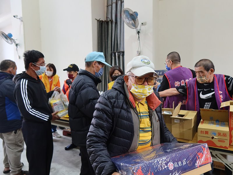 城隍廟與在地企業善心關懷　捐贈物資祝福寒士過好年