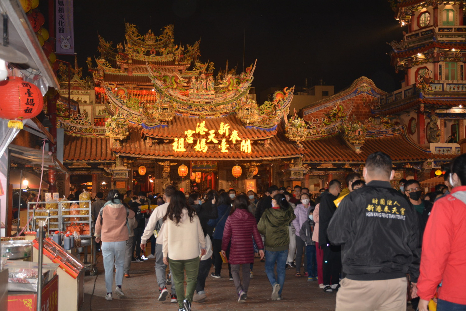 除夕夜開廟門搶頭香　二次奪獎得主滑壘進廟