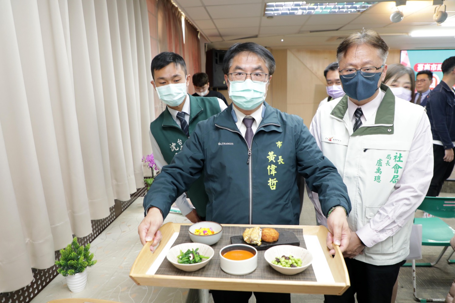 推動蔬食餐 黃偉哲頒獎17個社區關懷據點