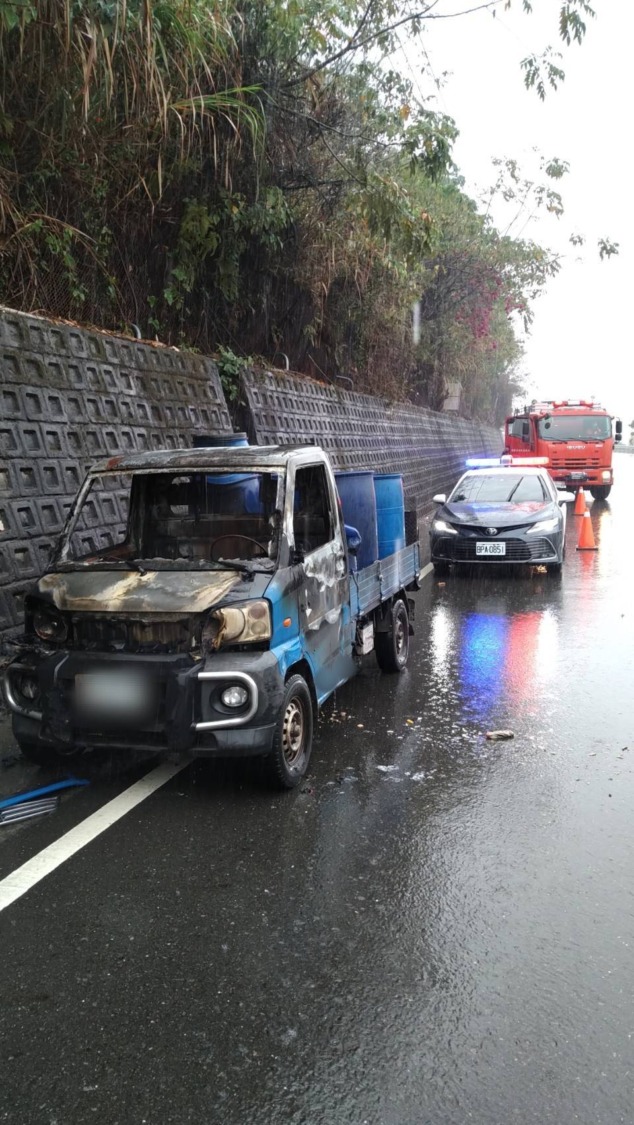 行駛中小貨車起火燃燒　埔里警消迅速撲滅幸無人傷亡