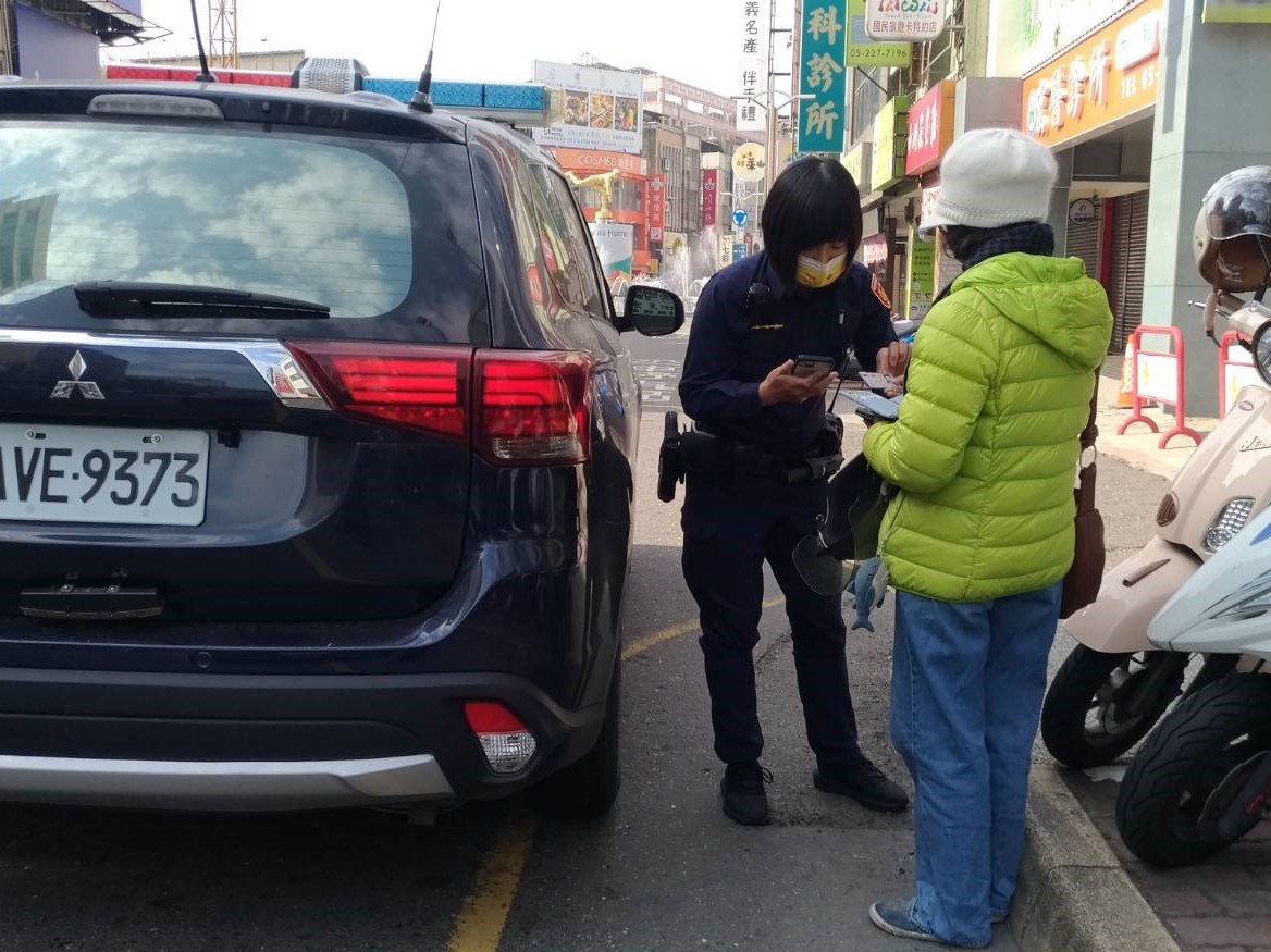 女子身體不適就醫  北門警協助返家