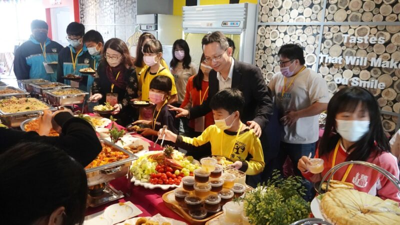 唯賀餐飲集團公益餐會　與孩童齊聚同樂助學不間斷