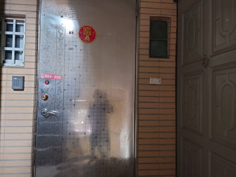 鹽埕區瀨南街建築物擅自於樓梯間增設門扇 工務局限期7日內改善