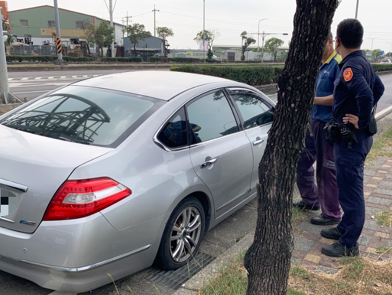 開車載友爆胎卡路上　竹園警援助解圍