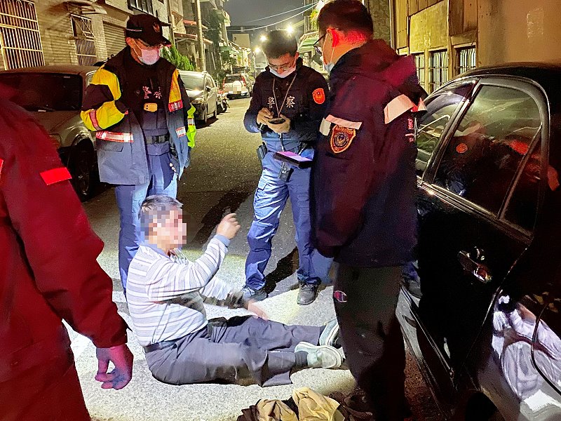 外出散步跌坐路旁　北鎮警護助老翁返家