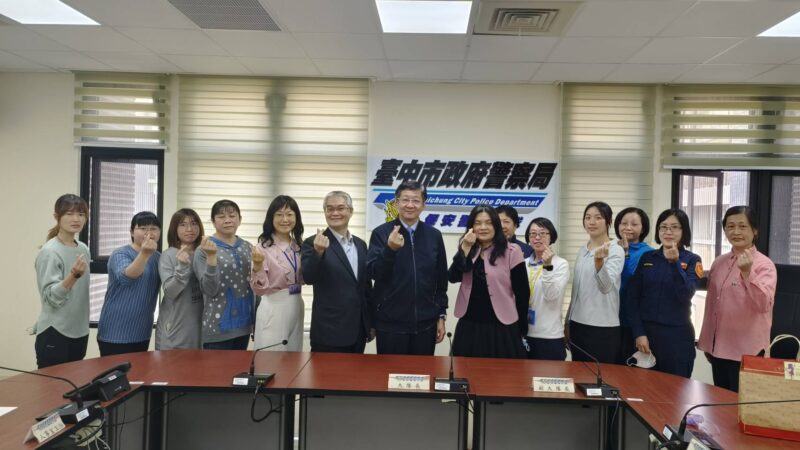 中市保大沈能成大隊長慶三八婦女節親贈禮盒向女性同仁致意