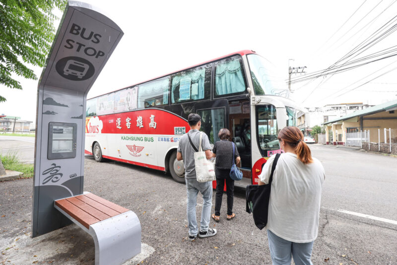 高市交通局將增設55處太陽能電子紙智慧型站牌 提升公車候車服務品質
