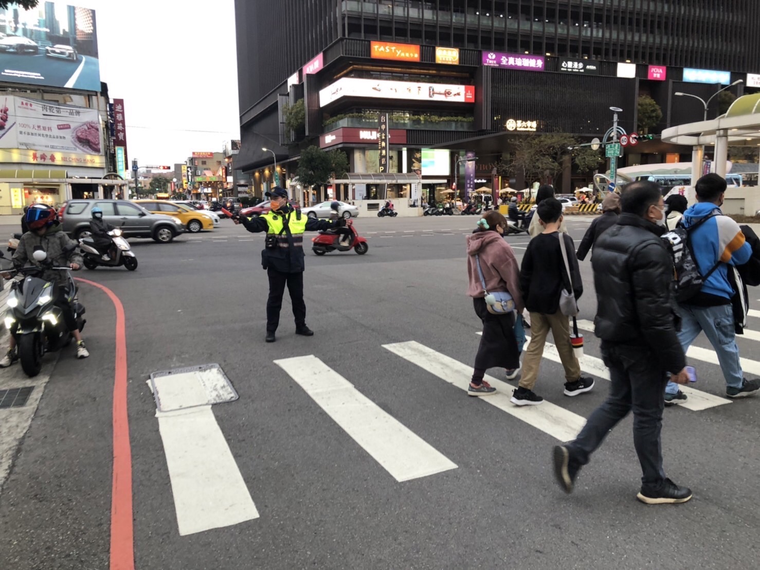 中警一分局曾麗玉組長執行「行人正義大執法」兩週取締917件