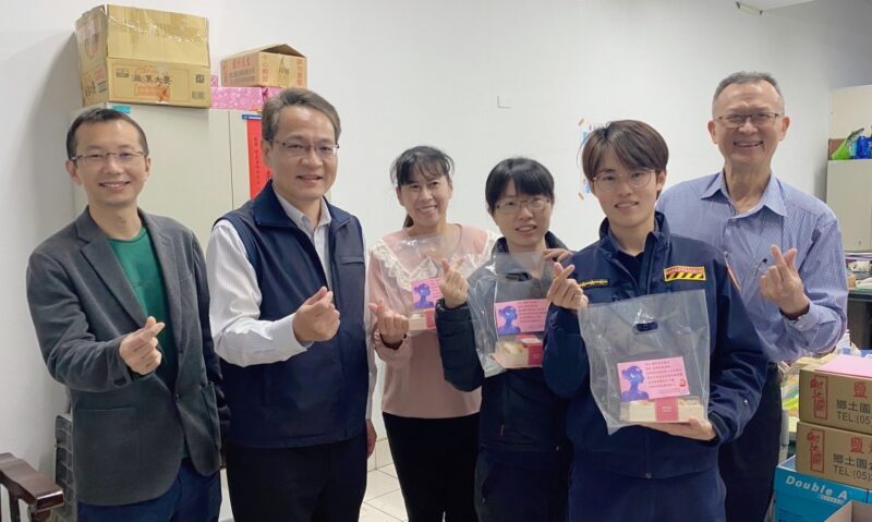 甜嘴也填心 新營警分局女神節 送甜點甜心