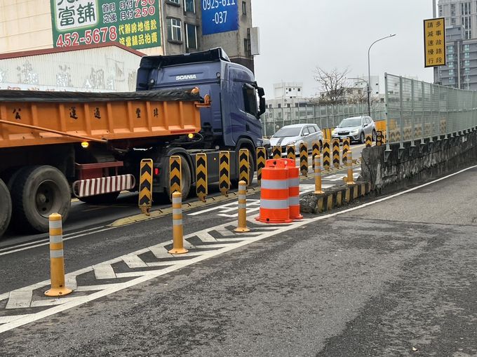 道路安全防護再升級　設置交通防撞筒緩衝撞擊減傷亡
