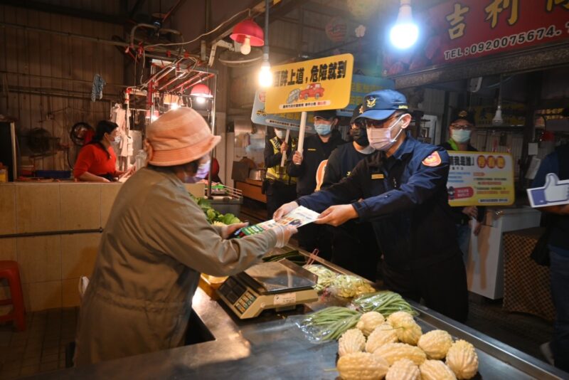 阿昭署長學甲市場開講 學甲警長親率「學甲防詐宣導團」徒步宣導