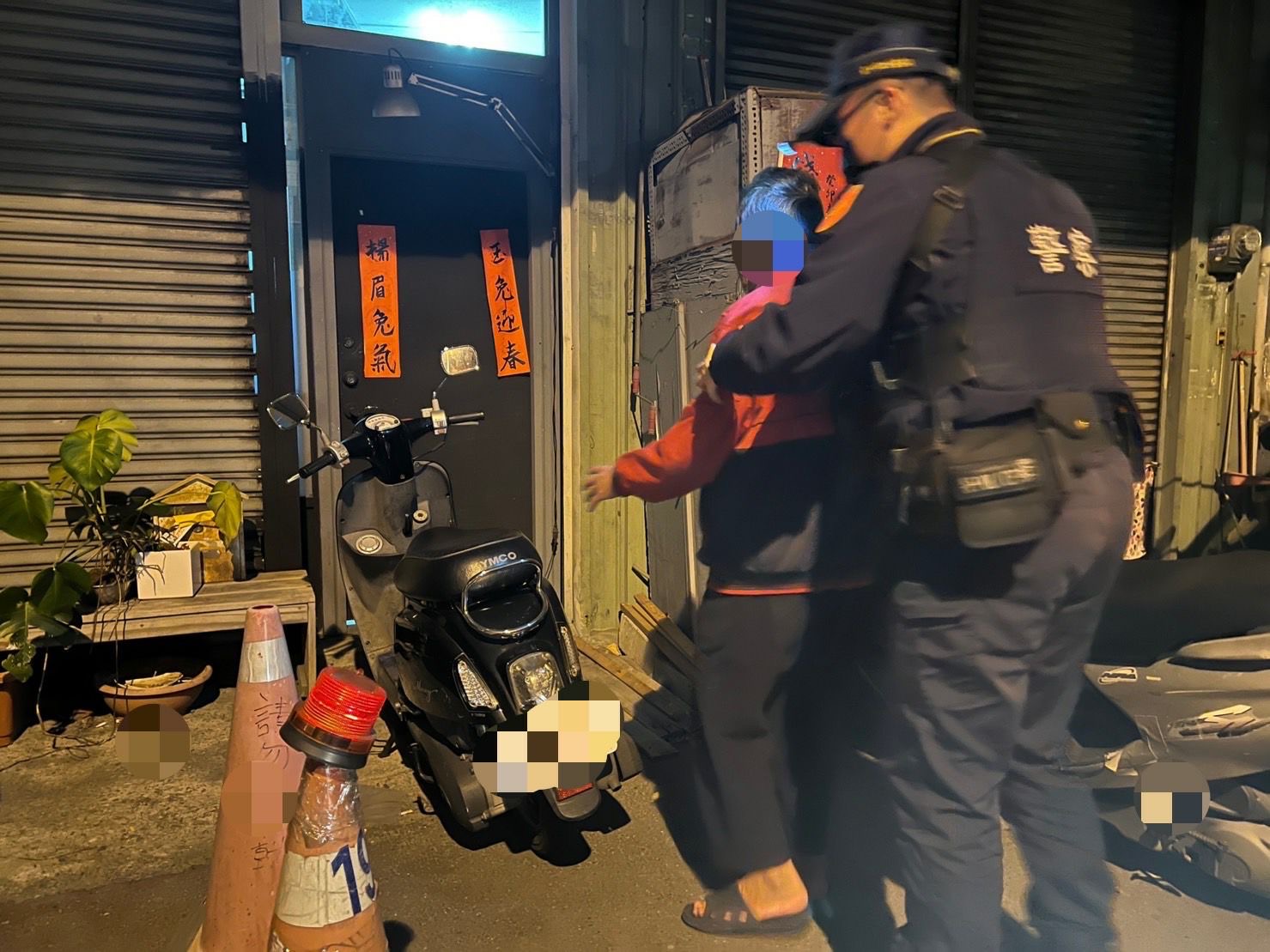 迷途翁半夜發抖站路中 四分黎明警即刻救援助返家