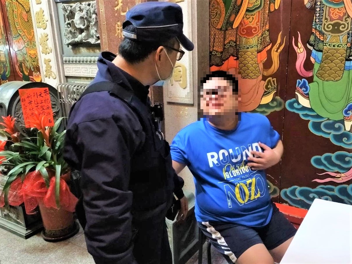 負氣離家坐廟前  興安警助家屬尋回孩子
