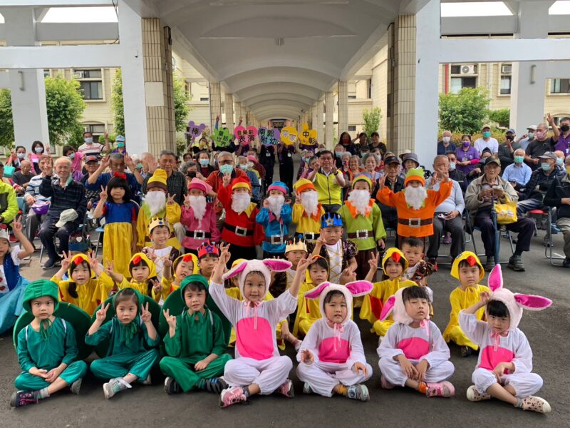彰化南郭附幼參觀中彰榮家　音樂劇表演逗樂榮家爺奶
