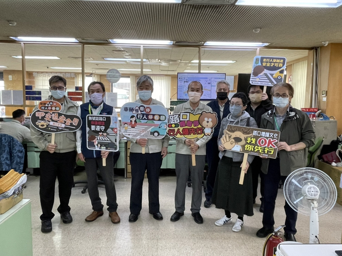 宣導駕駛路口慢看停　九大運輸業路口停讓行人
