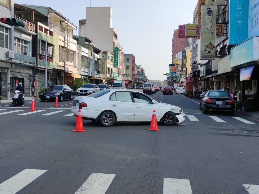 轎車車禍阻交通  公園警疏導守護用路人安全