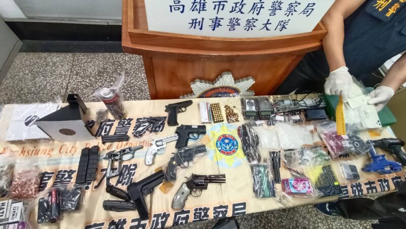 手機變危險武器？高市刑大查獲手機造型手槍，全力掃黑肅槍！