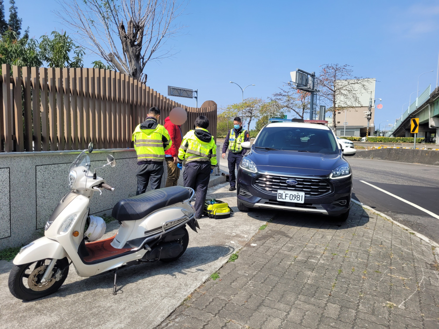 機車「爆胎」自摔中市交警即刻救援