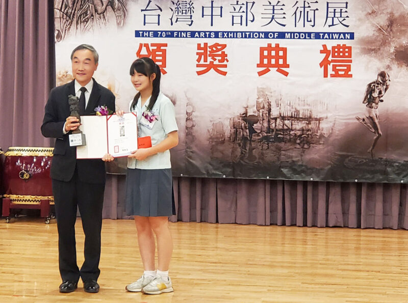 老幹新枝！17歲高中生鍾侑穎獲獎  「中部美展」歷來最年輕首獎得主
