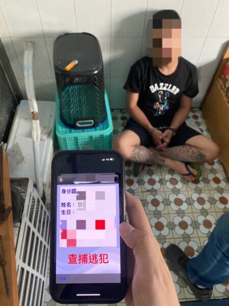 男子謊報雙胞胎身分，被女警識破後揭發7條通緝罪名