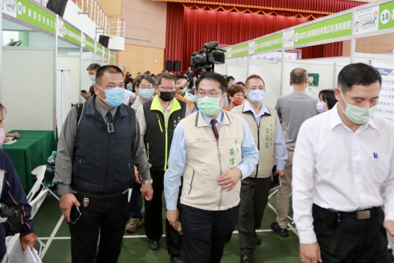 就博會有夠讚  幫理儀容修改履歷 要你「薪想事成」