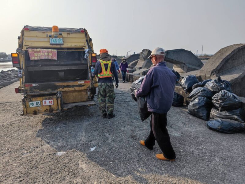 高市海洋局與環保局聯手(3/9)日完成清除林園大排魚群死亡事件