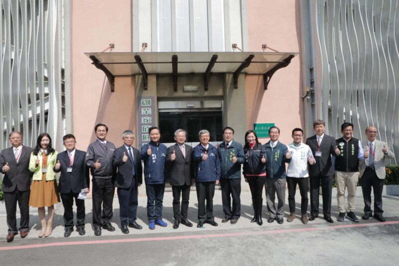 黃偉哲陪同閣揆視察 南臺科大創業家族 圓夢宿舍