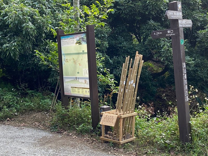 體恤熱愛大自然登山客　林管處置愛心杖供民眾使用