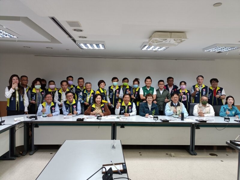 臺南市長照發展協會理事長潘新傳率員赴市府陳情反映長照業經營困境