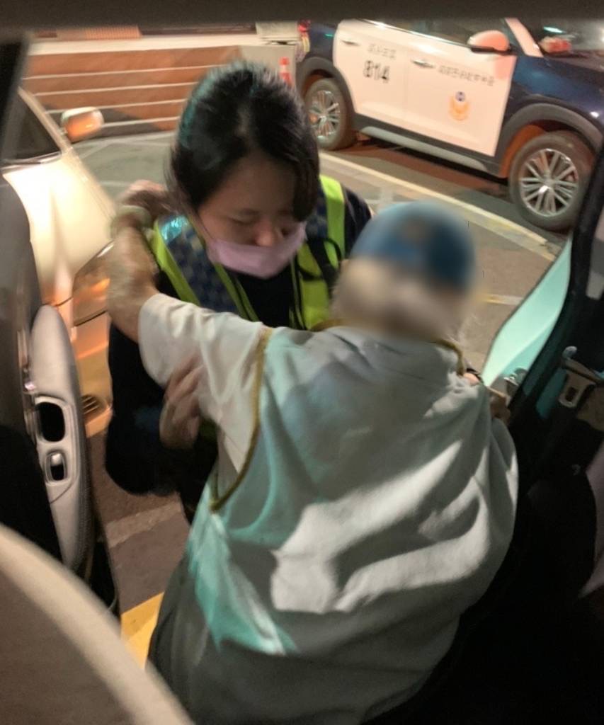 八旬迷失嬤跌倒 烏日女警「搭肩抱」助返家