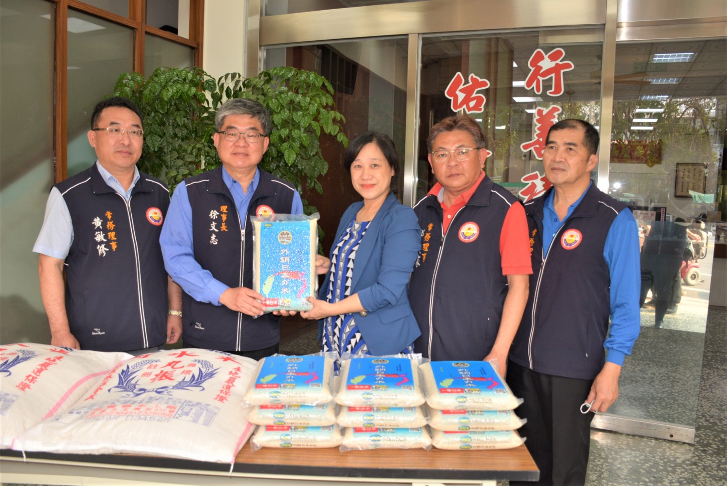 贈偏鄉學愛心白米　校長特贈狀感謝慈善團體