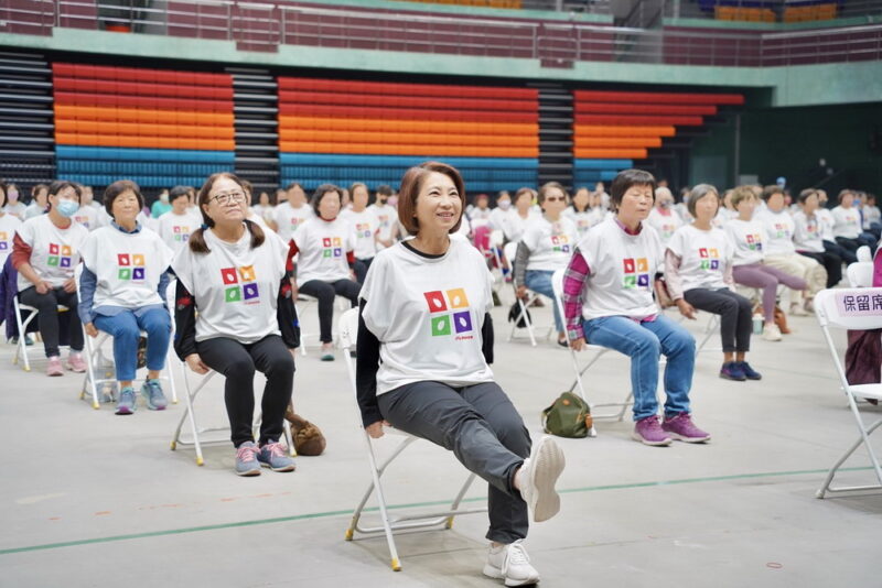 屏東三百人瑜伽療癒身心 歡慶國際婦女節