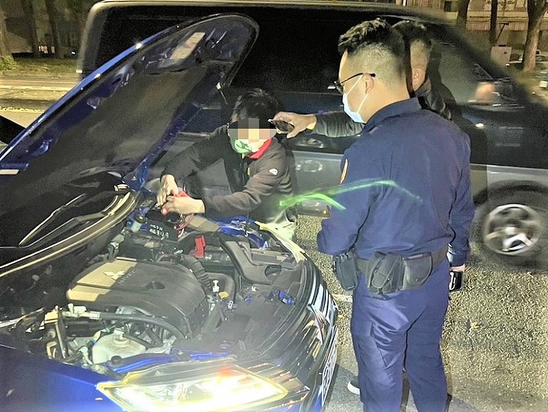 開車碰撞卡路中　竹園警及時援助解圍