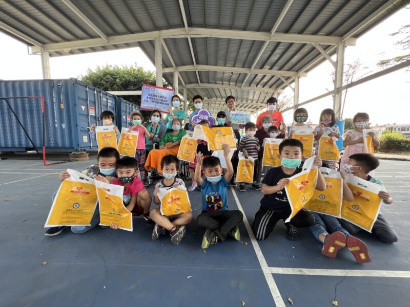 汕尾日照老頑童送愛到幼兒園共慶兒童節