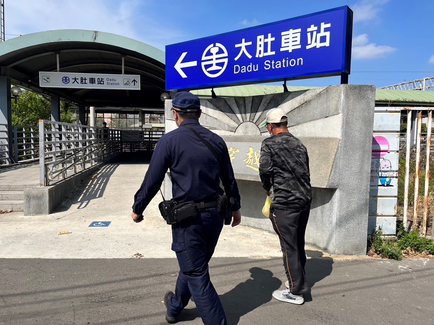 錢包遺失北漂男清明欲搭車返家祭祖，  警一善舉相助