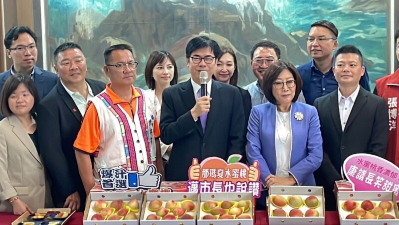 陳其邁市長喊：「神仙吃的水蜜桃就在那瑪夏」 雄甜的水蜜桃 「桃」到高雄市議會