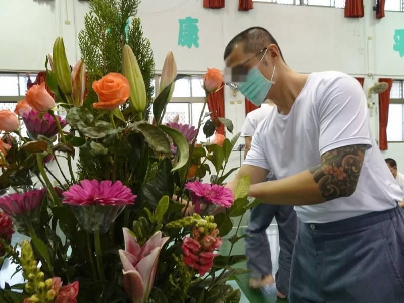 從心定位人生　雲二監「拈花惹草」找出路