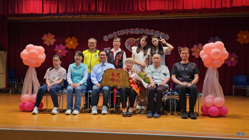 彰化市公所表揚65位模範母親　林世賢頒賀匾獻祝福
