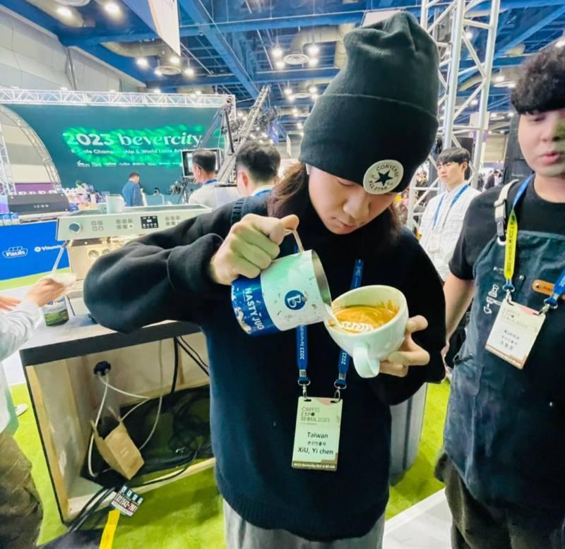 韓WLAM咖啡拉花大師賽 崑大餐飲系陳修醫勇獲殿軍