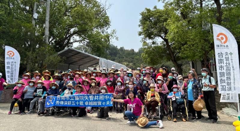 南市立醫失智社區服務據點 帶長輩春遊戶外教學