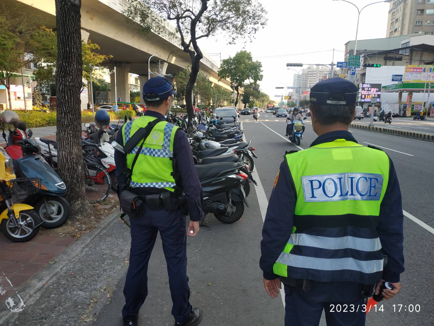 中警實現行人正義榮耀 強力翻轉行人地獄惡名 大隊長親自出馬懇切呼籲 路口停讓行人「愛」注意