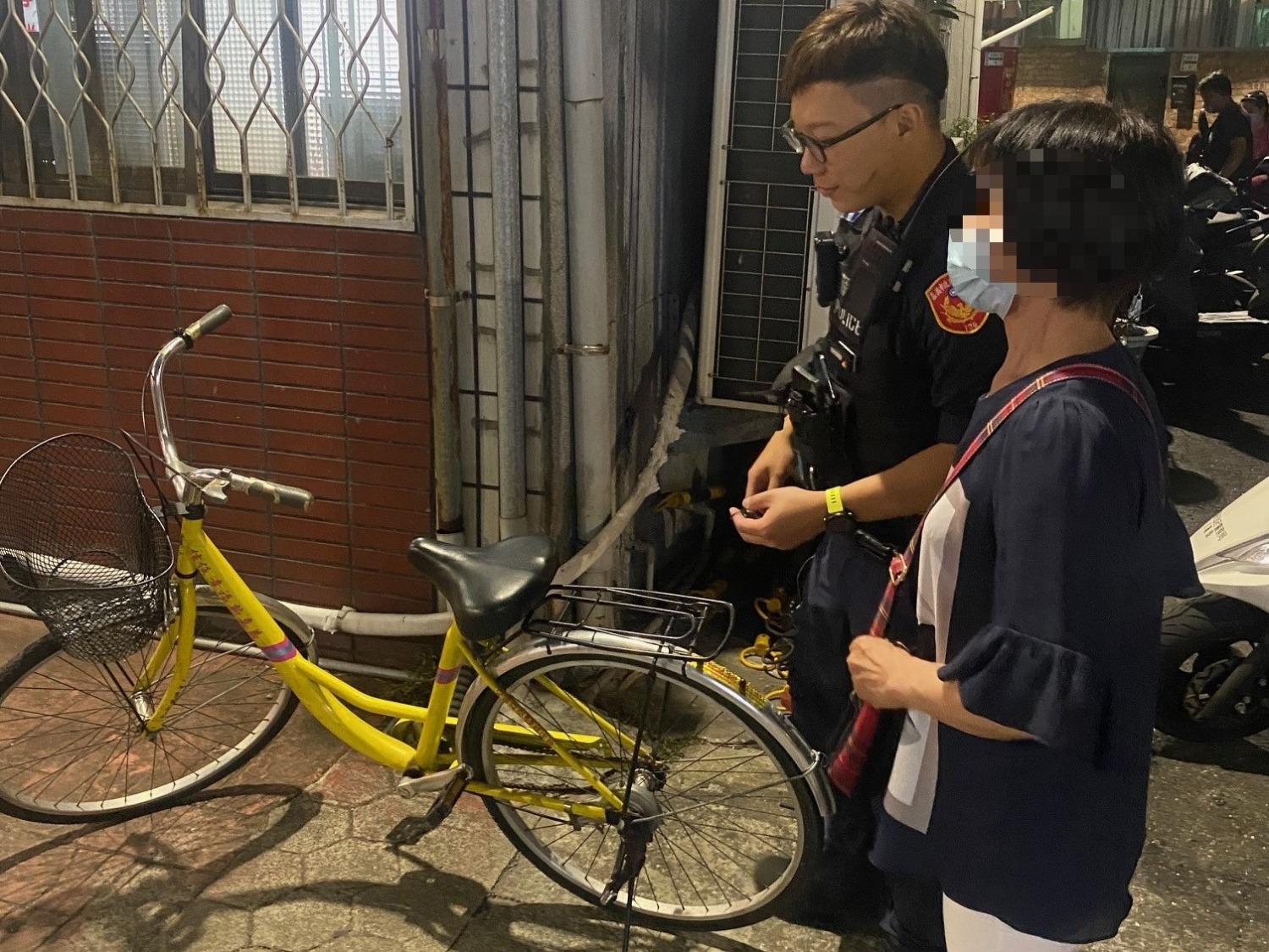 騎車身體不適　竹園警援助婦人護安全