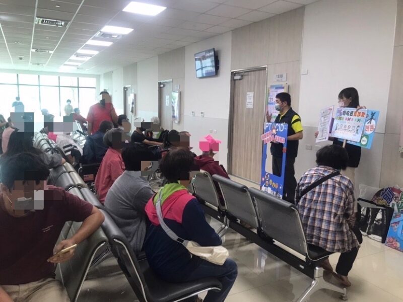 屏榮醫院長化身「一日宣傳大使」偕警傳送防詐反毒箴言