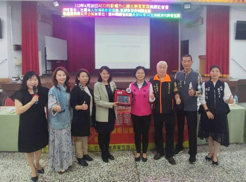 遊子牽線回饋故鄉　萌善根協會捐贈北港老人會救命AED